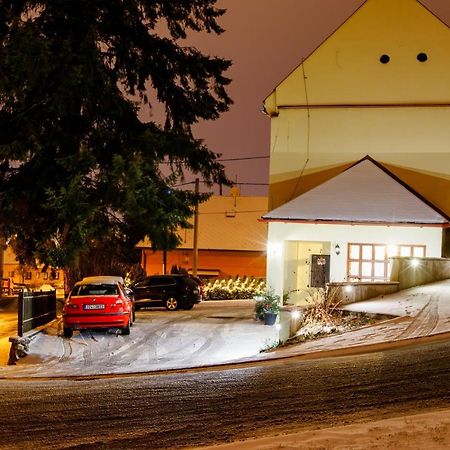 Restaurace A Penzion Pod Hradem Hotel Zlin Exterior photo