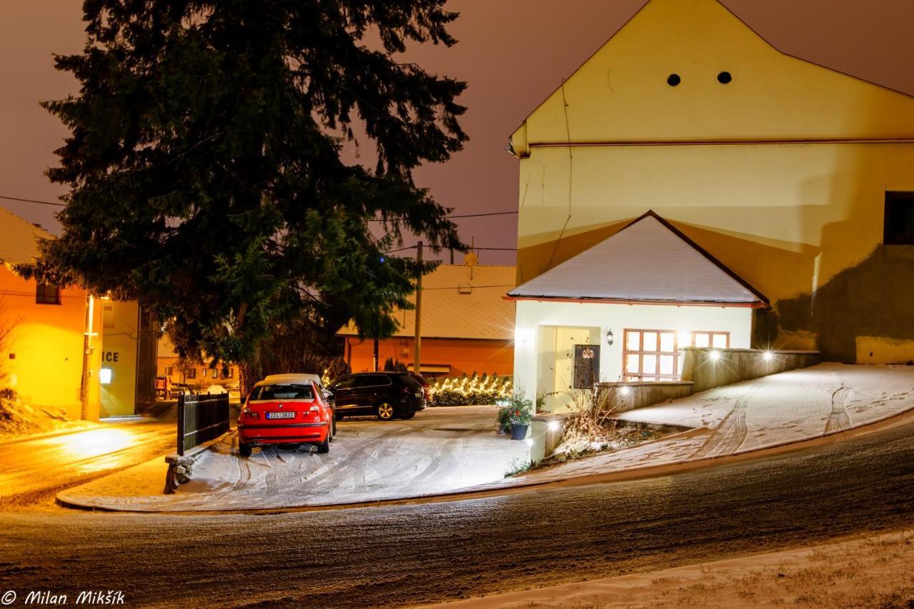 Restaurace A Penzion Pod Hradem Hotel Zlin Exterior photo
